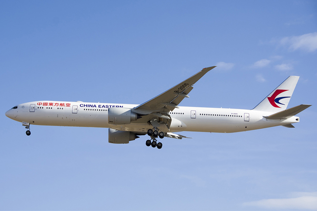 波音777-300ER是波音制造的一款宽体双引擎客机，载客量从278人至550人不等，续航距离介乎9,400至17,455公里，相较其他类似机种，重量减轻19%，产生的二氧化碳也减少22%。属于B型市场的777-300ER（77W）是777-300的远程型号，用以取代747-400。2011年 7月21日，国航引进大陆第一架波音777-300ER飞机。