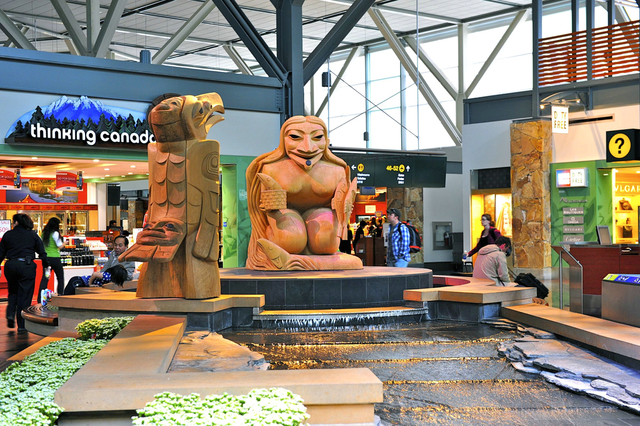 全世界最好的十大机场：加拿大温哥华国际机场2010年5月拍摄于加拿大温哥华机场候机楼。 温哥华国际机场是位于加拿大不列颠哥伦比亚省列治文市海岛的一个民用国际机场，是加拿大第二繁忙的国际机场。

