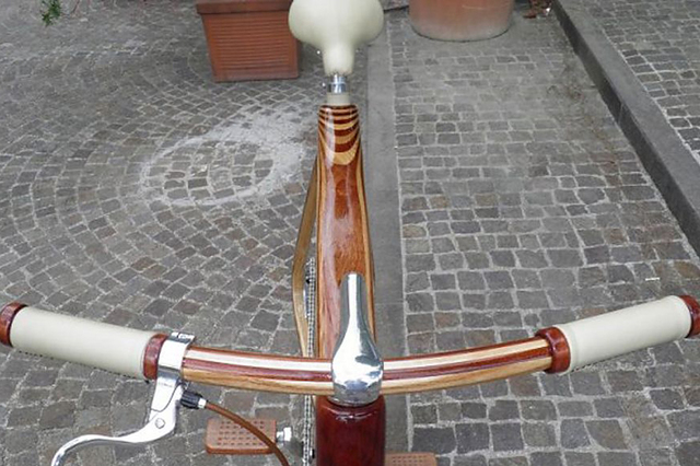 Carbon Wood Bikes是一家来自意大利的父子店，专做手工自行车，藉由木制自行车沉重和易损的缺点，他们相处了将其和碳纤维组合的创意。最终诞生出来的是一款仅重9公斤的尤物。