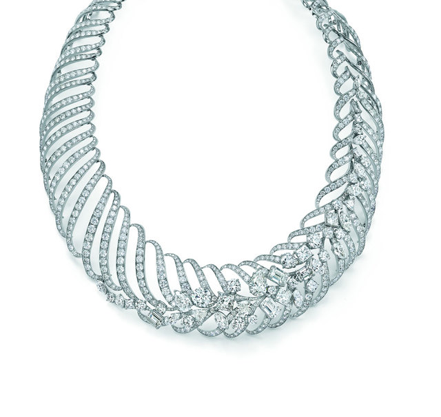 “海浪韵律”镂空项链，由大小渐变的圆形钻石和铂金打造而成。
蒂芙尼工匠历时超过800个小时倾心倾力打造
