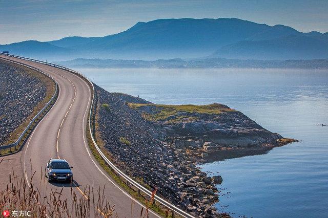 挪威的大西洋之路（Atlantic Road）由八座桥梁组成，蜿蜒于数个小岛之间，一直延伸到海边。沿线迷人的海景、壮阔的峡湾以及绵延的山峦为它在挪威的“国家旅游线路”中赢得了一席之地。