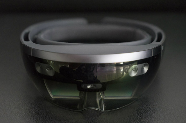 微软HoloLens一上市就被称为明星级别的产品，同时强大的功能以及广阔的发展前景都吸引力不少的目光。这款设备可以通过手势，与虚拟3D对象交互。未来还会看到很多精彩的应用。
参考价格：3000美元（约合人民币20310元）
