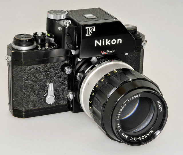 Nikon F Photomic FTN ，1971年。作为Nikon F的升级产品，该款相机凭借35mm胶片呈像的优势和零重力拍摄的技能加持，成功跟随阿波罗15号登上月球。