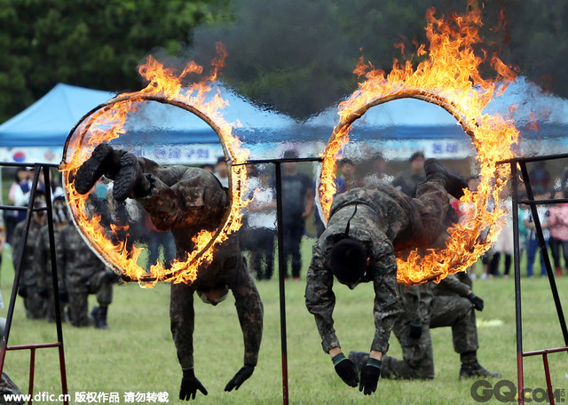 韩国釜山，军人进行武术和钻火圈表演。    