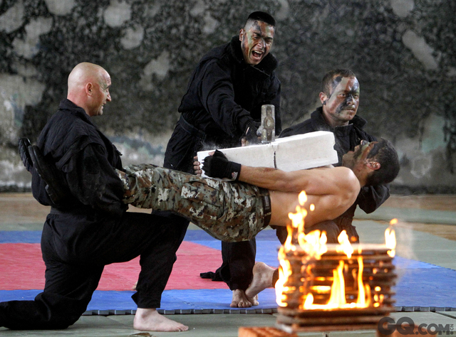 马其顿斯科普里，马其顿特种部队士兵展现“胸口碎大石”绝技。  