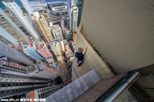 近日，在中国香港，高空俯拍摄影爱好者拍摄了一组令人叹为观止的空中图片。近些年屋顶俯拍变得越来越流行，俄罗斯小伙OlegCricket（化名）更是推陈出新，加进了许多独特而又极其危险的元素。其中的一些场景中，他将自己悬挂在距离地面数百英尺的屋顶上或起重机顶上。更甚者，他由朋友抓着胳膊悬挂在高楼半空中。让你不得不感叹：原来照片还可以这么拍！