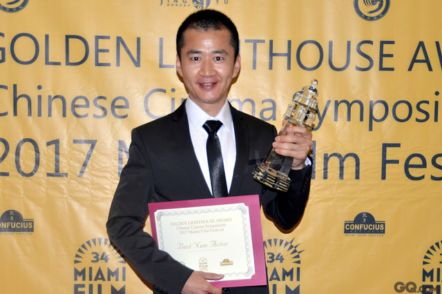 日前，中国内地演员李嘉明凭借电影《油菜花儿开》荣获第34届美国迈阿密国际电影节暨华语电影峰会新灯塔奖的最佳新人奖，这也是李嘉明从影以来获得的第一个重要国际奖项。