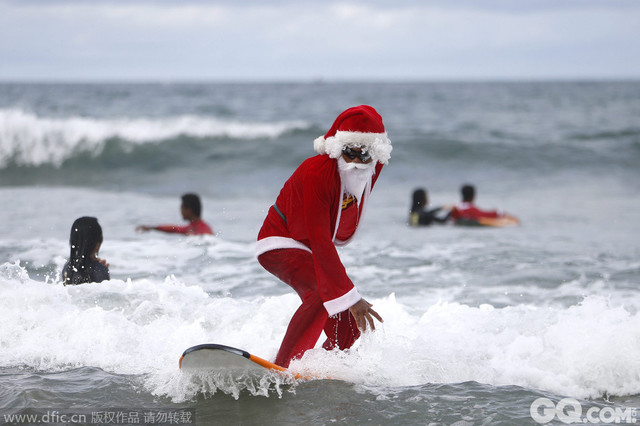 圣诞老人冲浪