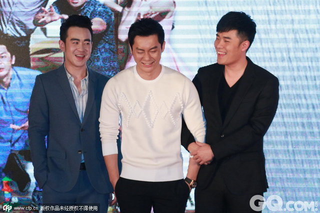  现场，三位男主演先是为剧中的三位女神张歆艺、张萌、李倩送上节日鲜花。