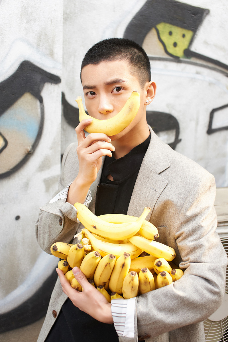 都成年了还叫人家小男友?吴俊余示范满分少年感潮搭 | 香蕉街拍