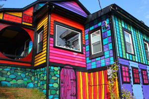  美国艺术家改造破旧农舍 色彩斑斓如童话小屋