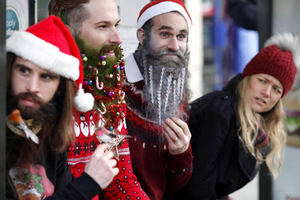 英国男人圣诞新时尚 像圣诞树一样装饰你的胡子