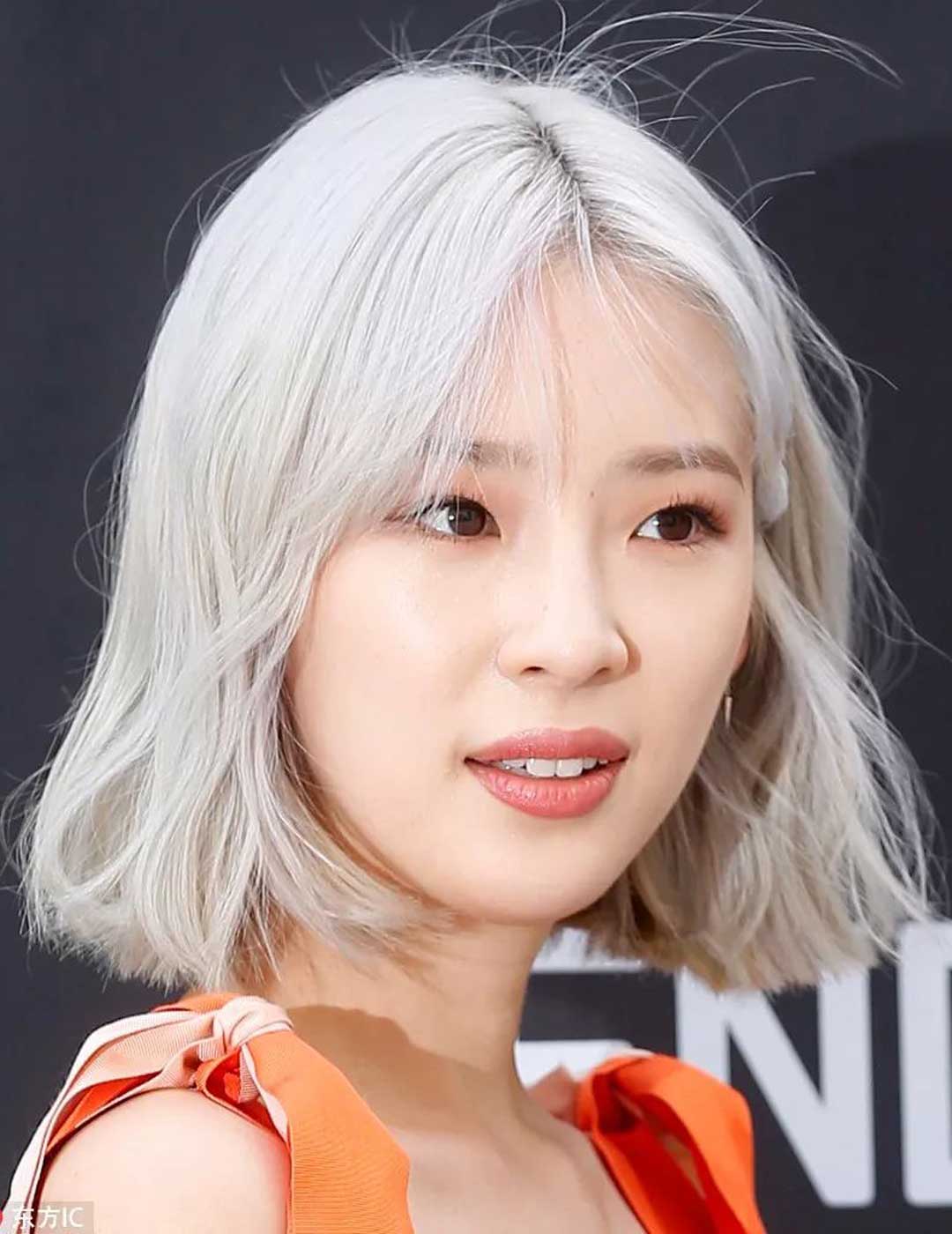 樱珊瑚也是今年大热的发色,衬肤色,独特个性鲜明,搭配合适的造型即