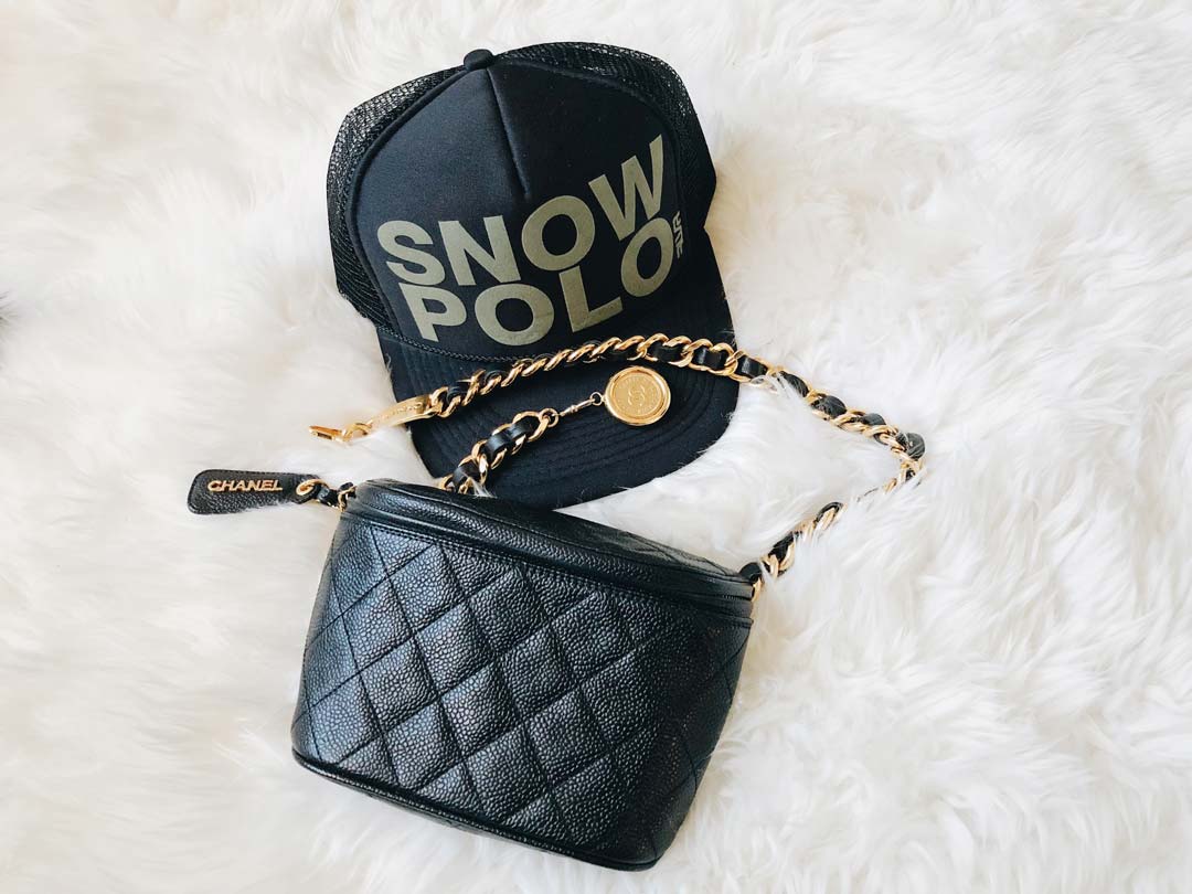 腰包是户外活动中最受喜爱的单品,这款chanel腰包则巧妙地融合了复古