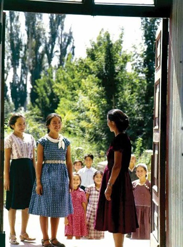 旗袍 c. 裹身裙 2.下面哪一样单品不是上世纪五十年代的"百搭单品"?