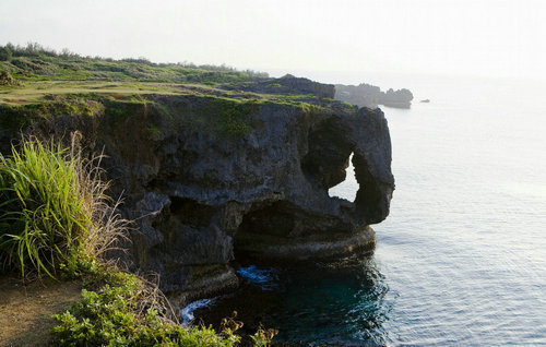 萬座毛坐落在日本沖繩本島,西海岸恩納村的國家自然公園,也是沖繩