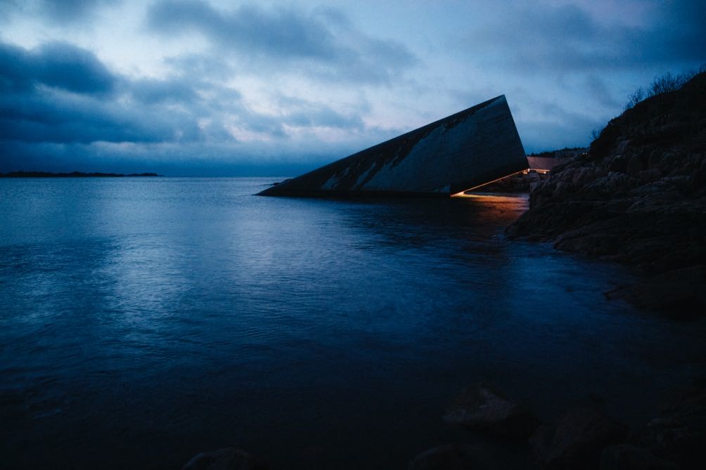 在挪威海岸线的水下餐厅吃饭，是一种什么样的体验？