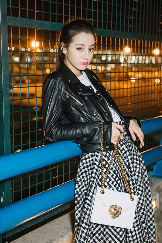 亚太区品牌大使迪丽热巴受dolcegabbana杜嘉班纳邀请启程米兰2019春夏
