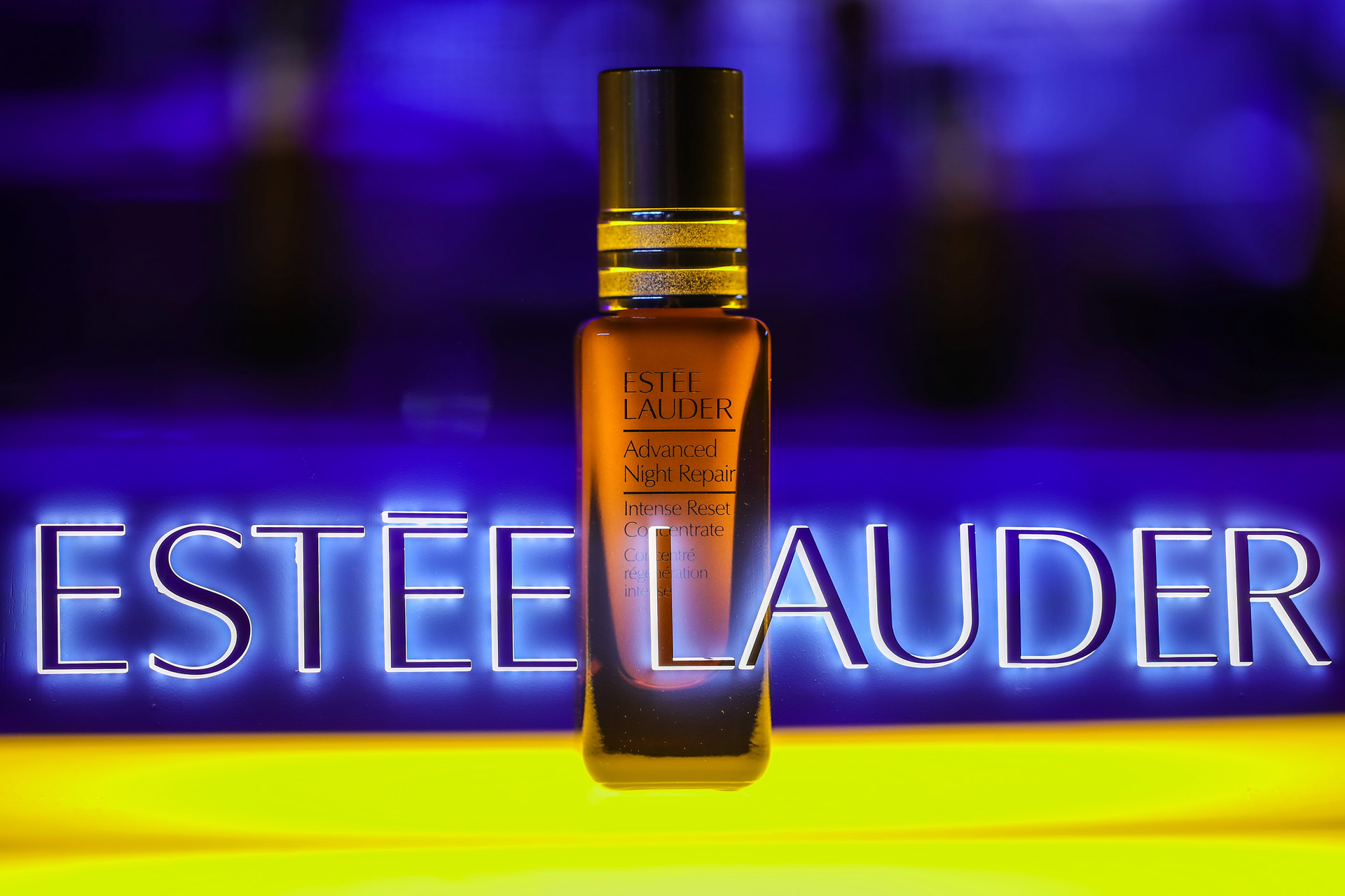 雅诗兰黛高能小棕瓶全新上市与天猫小黑盒联合发布高能生活方式趋势