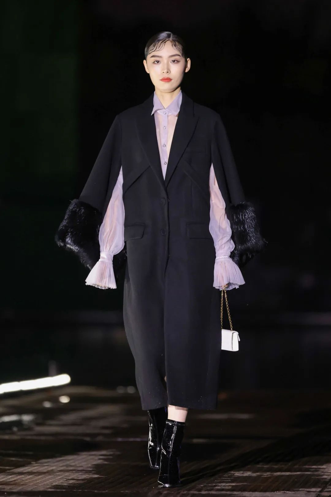 披肩式外套采用袖子开衩设计,仿佛一张森林挂毯,注入一丝女性的神秘感