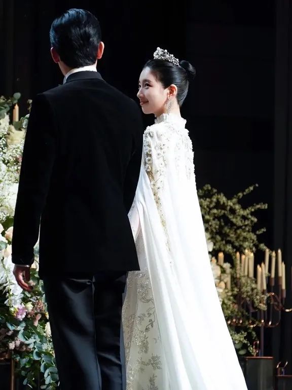 婚礼行头就花了上百万,韩剧《安娜》里裴秀智都怎么穿?