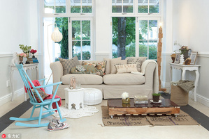 米白色为主体的家具搭配一件淡蓝色的家居，不会显得突兀，反而添彩。