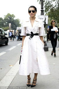 时尚造型师Tina Leung 用伞摆薄大衣作为造型主旨