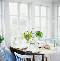 淡蓝的椅子搭配木质餐桌和白色餐布，整体淡雅而干净。