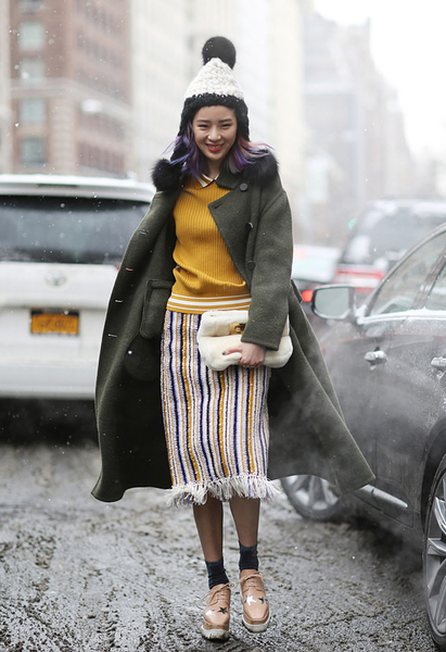 毛球帽子 彩虹针织裙 毛毛手包 stella mccartney的厚底鞋,irene kim