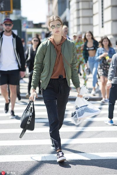 【图】飞行员夹克再度出山 不开飞机也能时髦到起飞 _时尚街拍_潮流