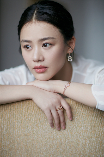 马思纯佩戴qeelin珠宝亮相杜莎夫人蜡像馆