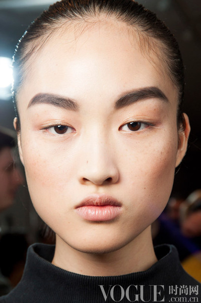 图 15秋冬jonathan Saunders半完成感发髻 彩妆 美容频道 Vogue时尚网