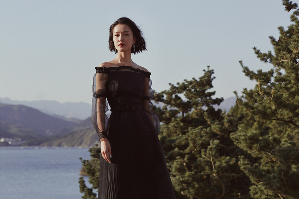 明星身着prada出席第8届北京国际电影节开幕式红毯